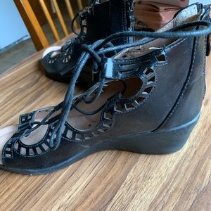 Adorable Bolaro cut-out shoes